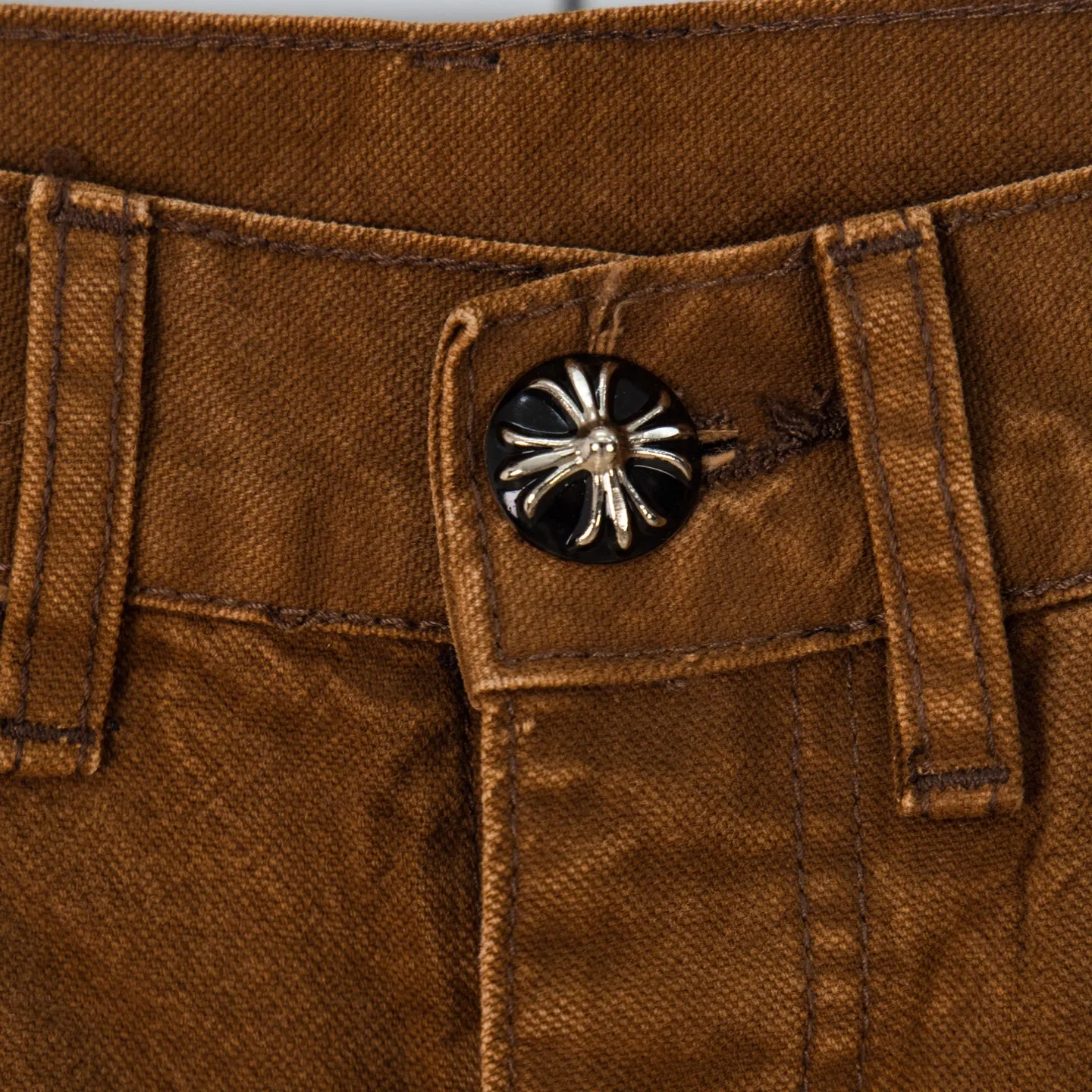 P260 Chrome Hearts new logging pants, yellow patchwork leather embroidered jeans, are a hot trend this season and are sought after by countless celebrities and fashionistas. The neat details of the cutting process add color to the playful fashion! The neat and meticulous design, and the well-fitting structure is unique. The upper body not only has outstanding recognition, but also looks younger and younger. A style with the ultimate wearing meaning and performance, gorgeous color matching, and the craftsmanship of this style is also extremely extraordinary. After the finished product is washed, it is disassembled and hand-made with sheepskin cross leather and then spliced ​​together to complete. The whole piece has too many craftsmanship to describe. It is decorated with patchwork cross flowers and high-waisted washed jeans! ! Absolutely high-end luxury product, a god-level single product, a super popular product, made by top heavy industry, a magic weapon that cannot be missed. Style number: 1848# Size: 28 30 32 34 36 Color: yellow brown